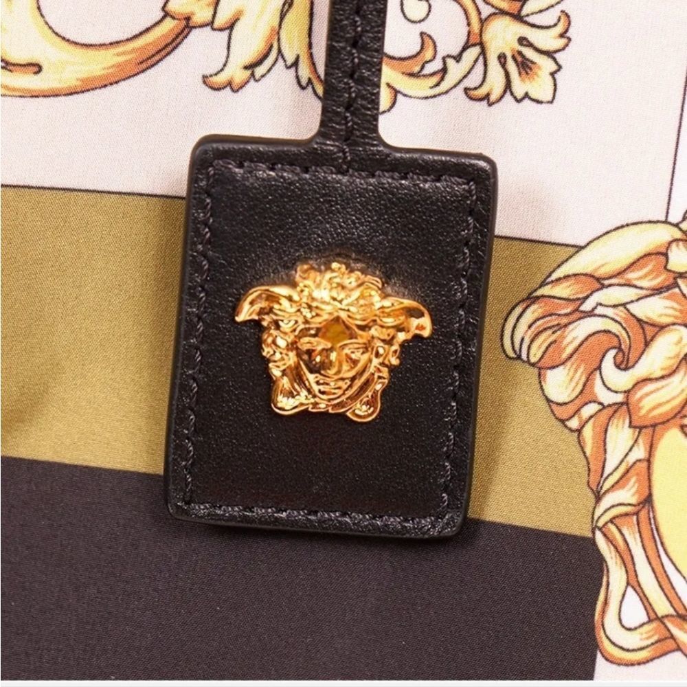 Versace Tote  (SOLD OUT) - Picture 4 of 11